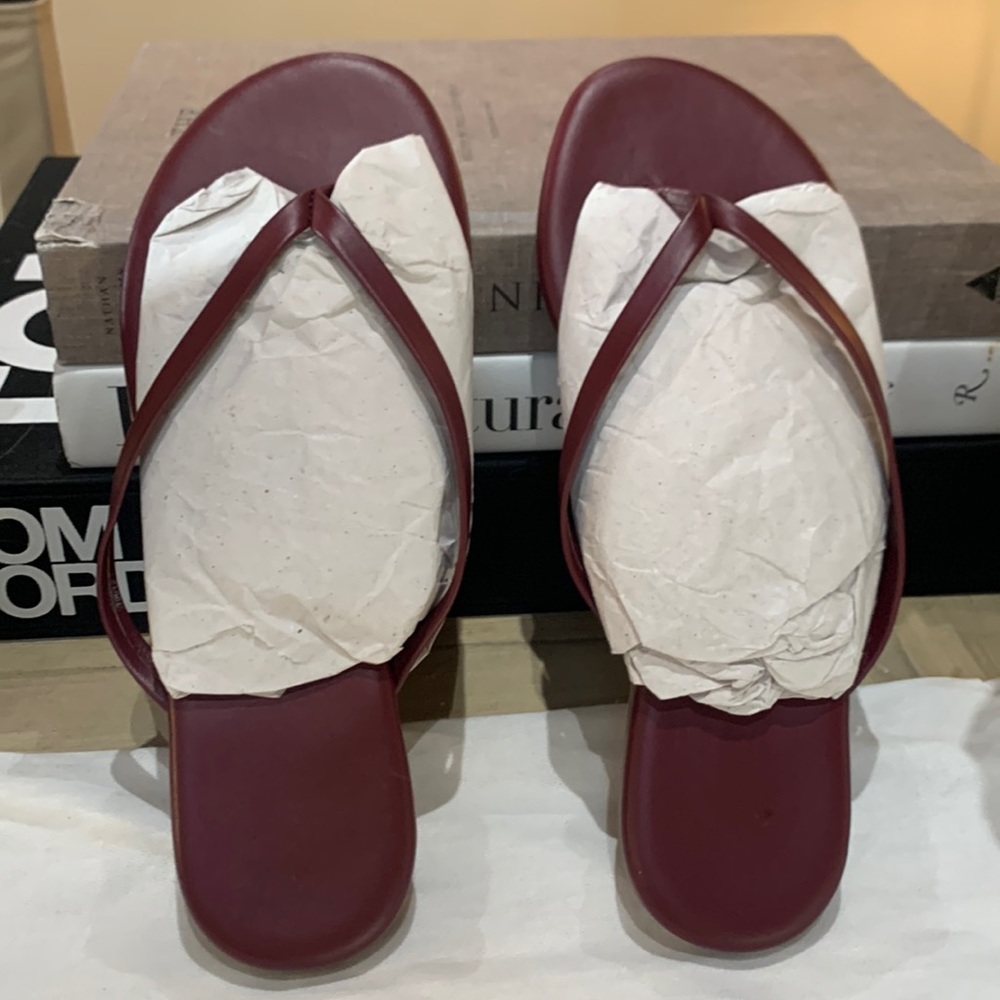NWT. Size US 6. EUR 37